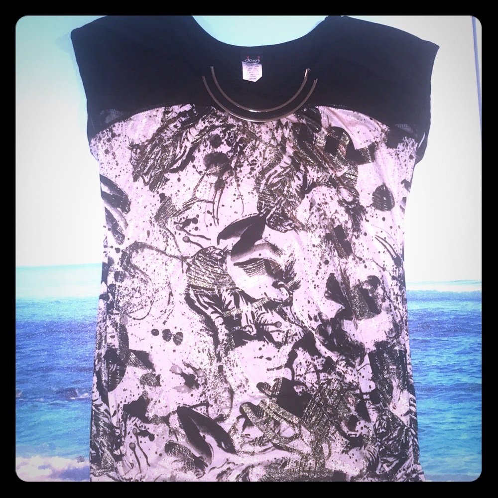 Beautifully designed silky top w necklace included